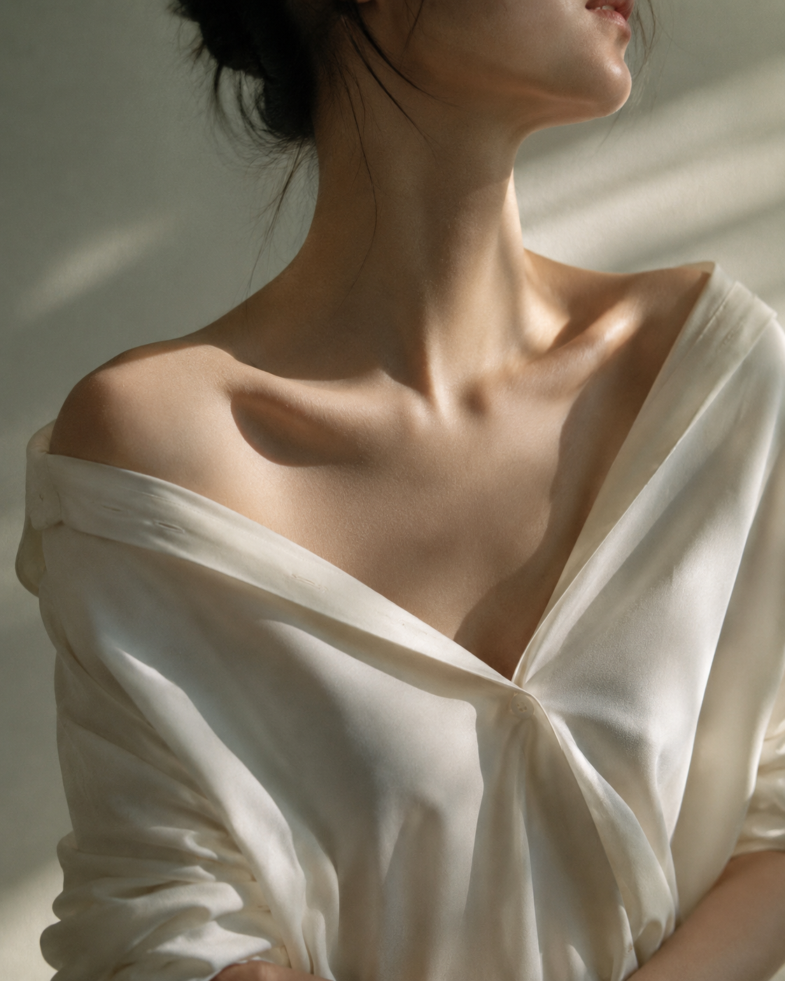 목선과 쇄골, 어깨와 가슴선이 하나의 구조로 이어진 상체